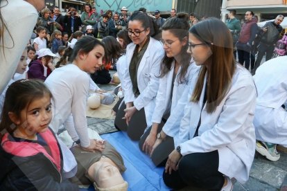 Flashmob al Mercadal de Reus per explicar com fer una reanimació cardiopulmonar