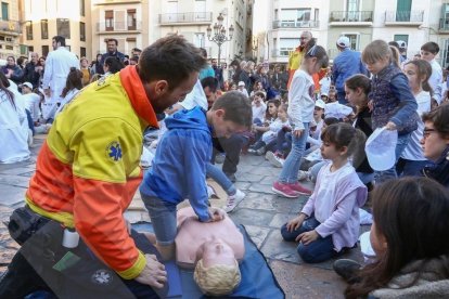 Flashmob al Mercadal de Reus per explicar com fer una reanimació cardiopulmonar