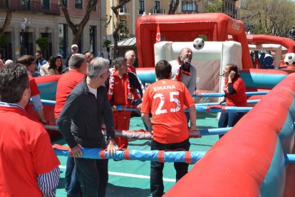 Imatges de la celebració d ela festa social organitzada pel Nàstic a la rambla Nova de Tarragona com a preàmbul del derbi de l'1 de maig amb el Reus.