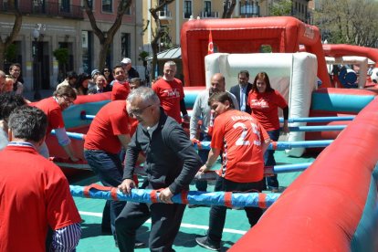 Imatges de la celebració d ela festa social organitzada pel Nàstic a la rambla Nova de Tarragona com a preàmbul del derbi de l'1 de maig amb el Reus.
