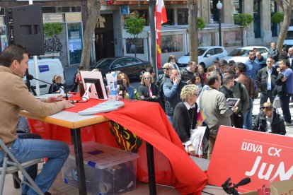 Imatges de la celebració d ela festa social organitzada pel Nàstic a la rambla Nova de Tarragona com a preàmbul del derbi de l'1 de maig amb el Reus.