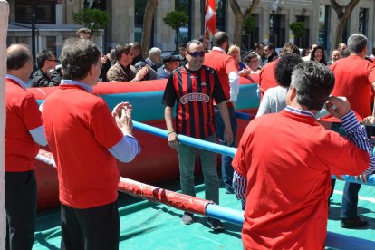 Imatges de la celebració d ela festa social organitzada pel Nàstic a la rambla Nova de Tarragona com a preàmbul del derbi de l'1 de maig amb el Reus.