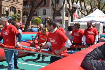 Imatges de la celebració d ela festa social organitzada pel Nàstic a la rambla Nova de Tarragona com a preàmbul del derbi de l'1 de maig amb el Reus.