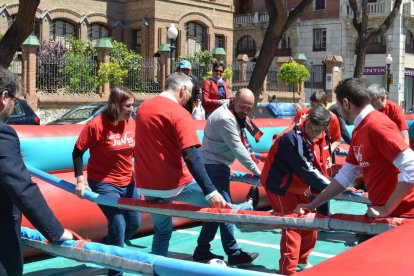 Imatges de la celebració d ela festa social organitzada pel Nàstic a la rambla Nova de Tarragona com a preàmbul del derbi de l'1 de maig amb el Reus.