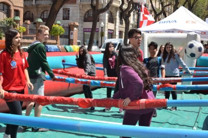 Imatges de la celebració d ela festa social organitzada pel Nàstic a la rambla Nova de Tarragona com a preàmbul del derbi de l'1 de maig amb el Reus.