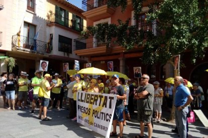 Molt de moviment al carrer amb manifestacions pels dos cantons