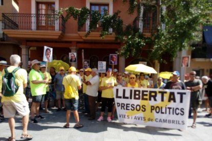 Molt de moviment al carrer amb manifestacions pels dos cantons