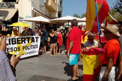 Molt de moviment al carrer amb manifestacions pels dos cantons