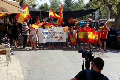 Molt de moviment al carrer amb manifestacions pels dos cantons