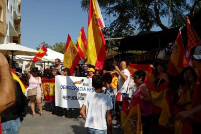 Molt de moviment al carrer amb manifestacions pels dos cantons