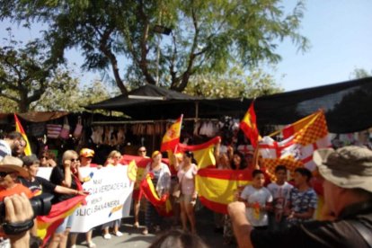 Molt de moviment al carrer amb manifestacions pels dos cantons