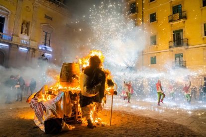 Premis a les comparses del Carnaval de Tarragonai crema del Ninot, la Ninota i la Bota