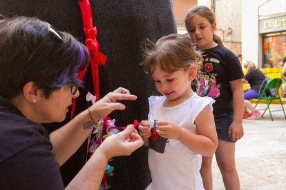 Els infants van gaudir de les activitats 'Tastalafesta' i 'Aixeca el teu gegant', a més de poder entregar el seu xumet a la Mulassa