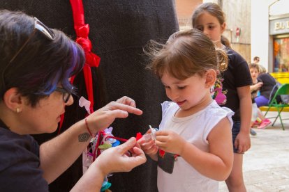 Els infants van gaudir de les activitats 'Tastalafesta' i 'Aixeca el teu gegant', a més de poder entregar el seu xumet a la Mulassa
