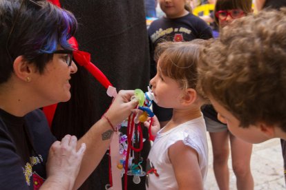 Els infants van gaudir de les activitats 'Tastalafesta' i 'Aixeca el teu gegant', a més de poder entregar el seu xumet a la Mulassa