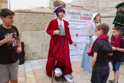 Els infants van gaudir de les activitats 'Tastalafesta' i 'Aixeca el teu gegant', a més de poder entregar el seu xumet a la Mulassa