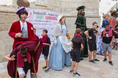 Els infants van gaudir de les activitats 'Tastalafesta' i 'Aixeca el teu gegant', a més de poder entregar el seu xumet a la Mulassa