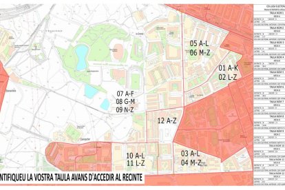 Paneles informativos para facilitar a los electores reconocer la mesa que le toca votar en los diferentes puntos electorales distribuidos por toda Tarragona