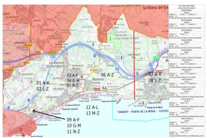 Paneles informativos para facilitar a los electores reconocer la mesa que le toca votar en los diferentes puntos electorales distribuidos por toda Tarragona