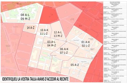 Paneles informativos para facilitar a los electores reconocer la mesa que le toca votar en los diferentes puntos electorales distribuidos por toda Tarragona