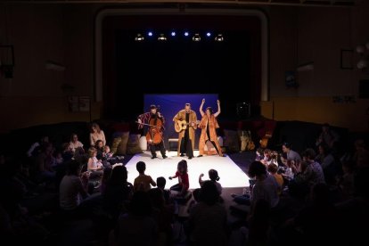 Un total de 37 propostes emergents i familiars s'han presentat durant els tres dies de programació. S'han exhaurit totes les entrades dels espectacles en espais interiors i 9.000 persones en total han gaudit del conjunt de les propostes de la fira.