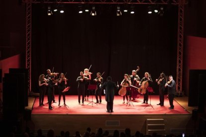 Un total de 37 propostes emergents i familiars s'han presentat durant els tres dies de programació. S'han exhaurit totes les entrades dels espectacles en espais interiors i 9.000 persones en total han gaudit del conjunt de les propostes de la fira.