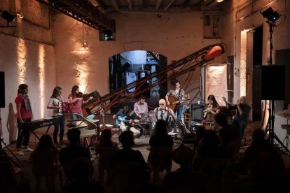 Un total de 37 propostes emergents i familiars s'han presentat durant els tres dies de programació. S'han exhaurit totes les entrades dels espectacles en espais interiors i 9.000 persones en total han gaudit del conjunt de les propostes de la fira.