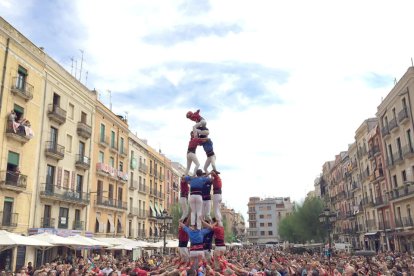 Poca gent però molta il·lusió a la diada internacional a la plaça de la Font