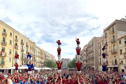 Poca gent però molta il·lusió a la diada internacional a la plaça de la Font