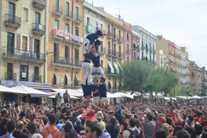 Poca gent però molta il·lusió a la diada internacional a la plaça de la Font
