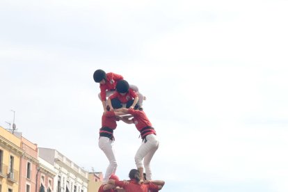 Poca gent però molta il·lusió a la diada internacional a la plaça de la Font