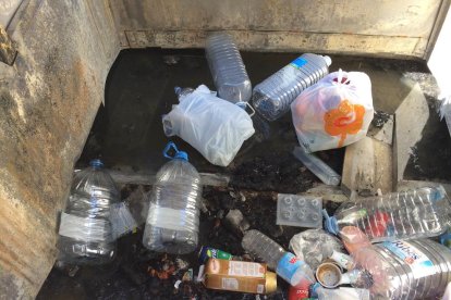 La noche de Halloween se salda con un contenedor quemado en la avenida Ramon i Cajal