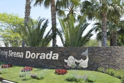 Un incendi crema dues caravanes en un càmping de Creixell