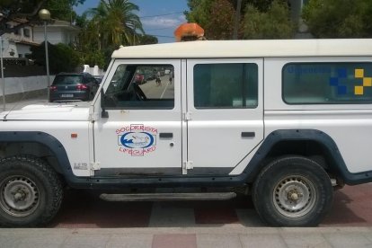 Els veïns denuncien el mal estat del cotxe del servei de salvament a Coma-ruga