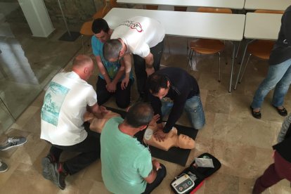 El personal de l'Ajuntament de la Canonja fa un curs de reanimació cardiopulmonar