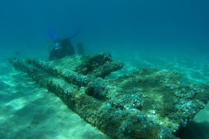Dos submarinistas encuentran un barco hundido el año 1937 delante de Altafulla