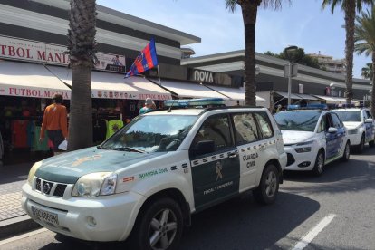 La Guàrdia Civil intervé 1.264 objectes de tres botigues de Salou