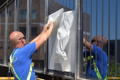 S'instal·len uns vinils a l'edifici de vidre de la Imperial Tarraco, per evitar que els ocells hi xoquin
