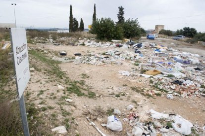 Denuncian un nuevo vertedero ilegal al lado del centro de ocio Les Gavarres