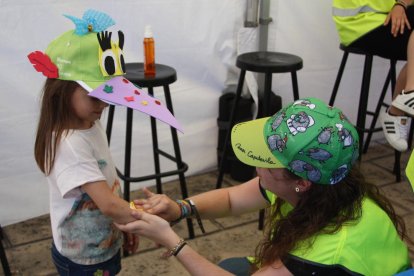 Prop de 10.000 persones 'es posen la gorra' a Port Aventura en solidaritat amb els nens amb càncer
