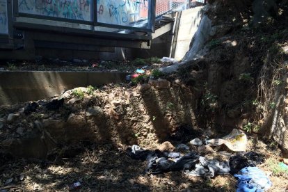 Excrements humans i deixalles a les noves escales del carrer del Vapor