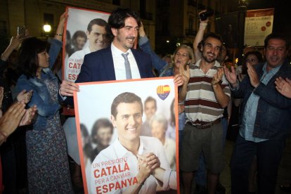 El candidat de C's per Tarragona, Sergio del Campo, mostrant un cartell electoral amb el rostre d'Albert Rivera, envoltant de militants. Imatge del 10 de juny del 2016