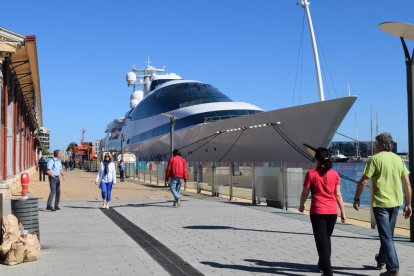 De vaixell de guerra a iot de luxe