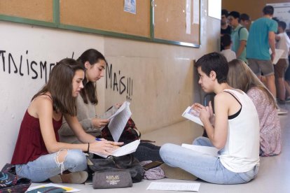 Estudien utilitzar detectors de Wifi i Bluetooth per evitar copiar a les PAU