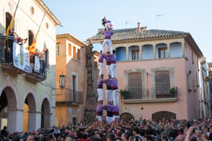 Castells de gamma extra a Altafulla en una diada que comença una hora i mitja tard