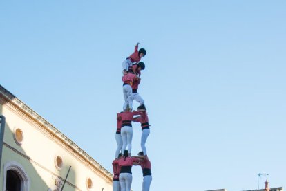 Castells de gamma extra a Altafulla en una diada que comença una hora i mitja tard
