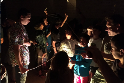 Las paredes de Santes Creus se tiñen con sombras teatrales