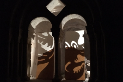 Las paredes de Santes Creus se tiñen con sombras teatrales