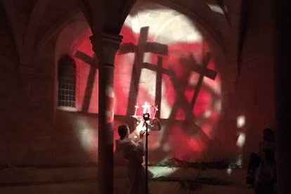 Las paredes de Santes Creus se tiñen con sombras teatrales