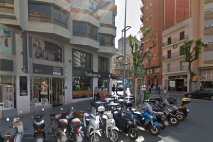 Tres lladres estiren la bossa a un client d'un bar que portava quinze mil euros